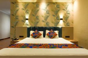 kolkataにあるFabHotel Clive Regency Lovelockの花柄の壁紙を用いたベッドルーム1室(大型ベッド1台付)