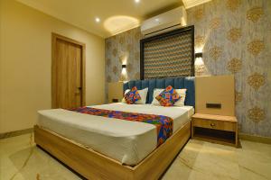 1 dormitorio con 1 cama grande en una habitación en FabHotel Clive Regency Lovelock en kolkata