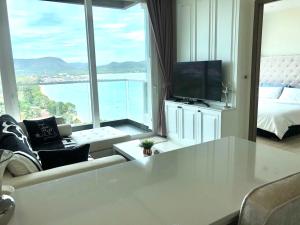 TV a/nebo společenská místnost v ubytování BeachFont Bang Saray By RoomQuest Hotel