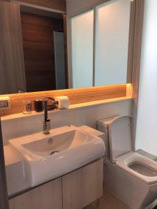 ห้องน้ำของ BeachFont Bang Saray By RoomQuest Hotel