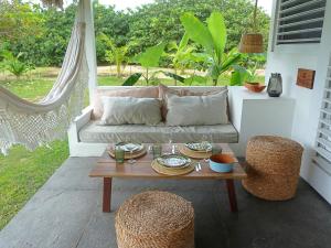 a living room with a couch and a table at Limbo Atins Chalets - Lençóis Maranhenses in Atins