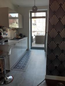 une cuisine avec une porte menant à un salon dans l'établissement Maison de ville chaleureuse, à Brive-la-Gaillarde