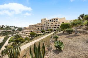 un grande edificio con piante di fronte di Apartamento Mar-colina-sol a Carvoeiro