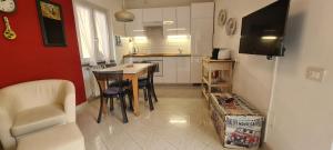 TV a/nebo společenská místnost v ubytování AGAVE ☆ Terrace & Relax ☆ HOMY 5 TERRE + 19 fotografií