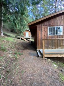 Cozy 2 bedroom cabin next to trails and beaches.