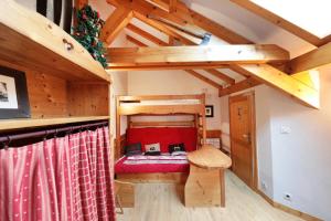 1 dormitorio con 1 cama en una habitación con techos de madera en Le Bucheron au cœur du massif des Vosges 3 étoiles, en Gérardmer