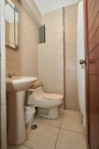 a bathroom with a toilet and a sink at Acogedor y Moderno-Urb La Merced-SUPER ubicado-Vista a la calle-Sin ascensor in Trujillo