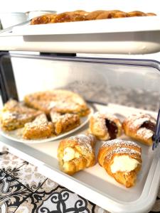 una vetrina con pasticcini su un tavolo di B&B La CYCAS a San Vito lo Capo Altre 36 foto