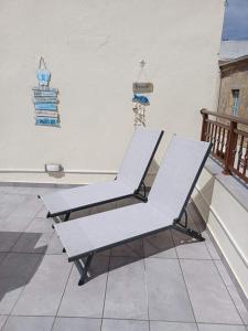 twee stoelen bovenop een balkon bij Lolos' house in Rhodos-stad