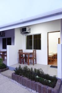 莫阿爾博阿的住宿－Badi's Place，白色的房子,配有桌子和椅子