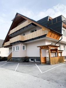 un edificio con un solárium a un lado. en Lovely basement rental, en Bled
