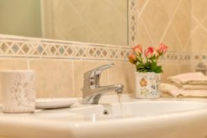 A bathroom at Dimora Teatro