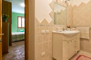 A bathroom at Dimora Teatro
