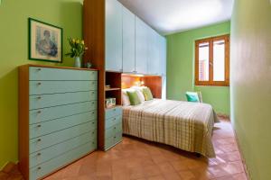 A bed or beds in a room at Dimora Teatro