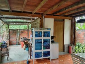 uma cozinha com um armário de vidro num quarto em O'hamok family em Battambang