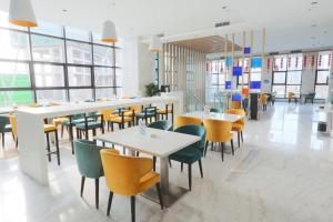 青岛西海岸智选假日餐厅或其他用餐的地方