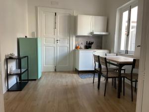 cocina con mesa y nevera verde en Casina Terravecchia en Vibo Valentia