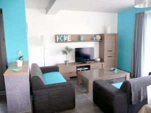 a living room with a couch and a tv at Holiday home, Telgruc sur Mer in Telgruc-sur-Mer