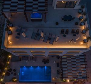 Boutique Hotel R Palazzo في كوتور: إطلالة من الأعلى على غرفة معيشة في الليل