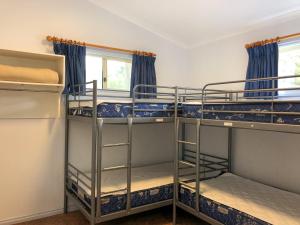 Двухъярусная кровать или двухъярусные кровати в номере Tasman Holiday Parks - Yallingup Beach
