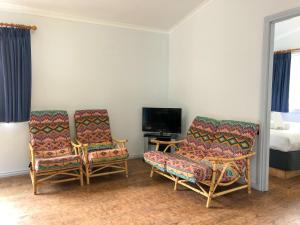 Habitación con 2 sillas, TV y cama en Tasman Holiday Parks - Yallingup Beach en Yallingup