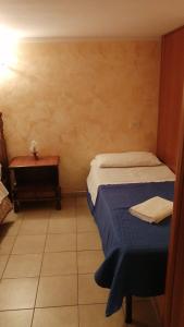 a small room with a bed and a table at Casa Valmontone in Valmontone