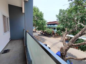 balkon z drzewem na boku budynku w obiekcie Meer Stay - Premium Service Apartments w mieście Vānivilāsa Puram