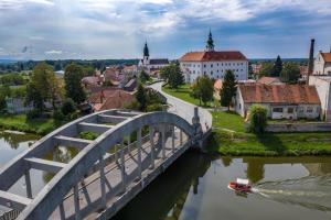 Výhled na řeku, která protéká v blízkosti apartmánu