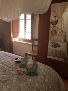 um quarto com uma cama com toalhas em Francy&Francy Apartment em Pitigliano