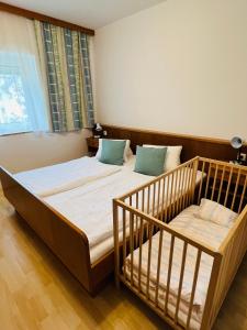 ein Schlafzimmer mit zwei Betten und einem Fenster in der Unterkunft Ferienwohnungen Blazej am Turnersee in Sankt Primus am Turnersee