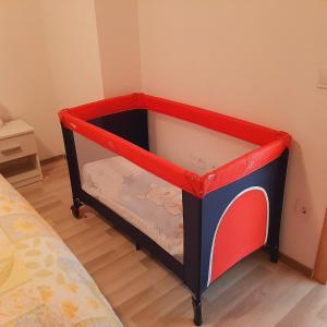 Apartment LuMaGo في قشتيلا: سرير بطابقين صغير احمر وزرق في الغرفة