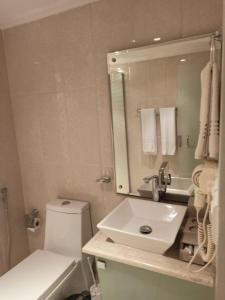 Vonios kambarys apgyvendinimo įstaigoje Al Muhaidb Al Olaya Suites