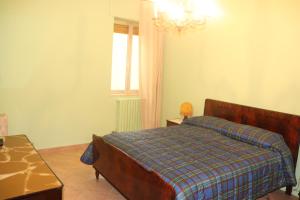 een slaapkamer met een bed, een tafel en een raam bij Dolce Rita in Galatina