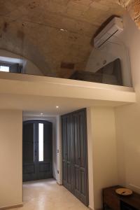 ナルドにあるCasa Giorìの天井のある客室の景色を望めます。