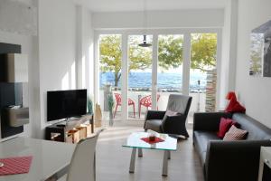 ein Wohnzimmer mit einem Sofa und einem Tisch in der Unterkunft Ostseeresidenz Strandpromenade - Ferienwohnung "Ostseebrise" in Sassnitz