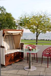 einen Tisch und eine Bank auf einer Terrasse in der Unterkunft Ostseeresidenz Strandpromenade - Ferienwohnung "Ostseebrise" in Sassnitz