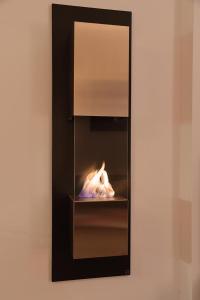 萨斯尼茨Ostseeresidenz Strandpromenade - Ferienwohnung "Ostseebrise"的墙上的镜子,里面放着火 更多4张照片