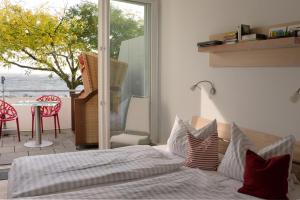 Schlafzimmer mit einem Bett und Meerblick in der Unterkunft Ostseeresidenz Strandpromenade - Ferienwohnung "Ostseebrise" in Sassnitz