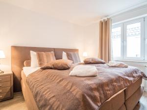 a bedroom with a large bed with two pillows on it at Ferienwohnung Naurulokki in Baabe