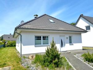 a white house with a driveway at Ferienhaus Sabrina in Sassnitz