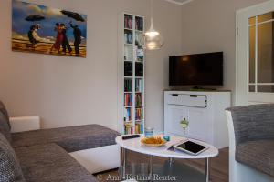 TV a/nebo společenská místnost v ubytování Haus Meeresbrise - Ferienwohnung "Meeresrauschen"