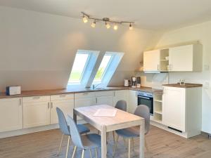 Η κουζίνα ή μικρή κουζίνα στο Polchow Ferienhaus, Ferienwohnung OG +8 φωτογραφίες