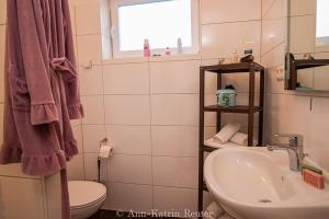 Ένα μπάνιο στο Appartementhaus Möwe Haus Möwe Ferienwohnung 1 "Sturmmöwe"