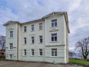 een wit gebouw met de woorden klein bord erop bij Sassnitz Villa Gössel, WE 3 RZV in Sassnitz
