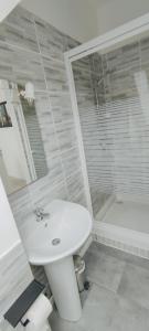 ein Badezimmer mit einem WC, einem Waschbecken und einer Badewanne in der Unterkunft Chaleureuse petite maison de bourg in Beaumont-sur-Sarthe