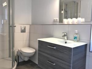 Bilik mandi di Ferienwohnung am Hochzeitsberg +19 gambar