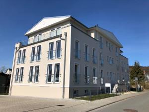 um grande edifício branco no lado de uma rua em Meerblickappartement in Sassnitz em Sassnitz