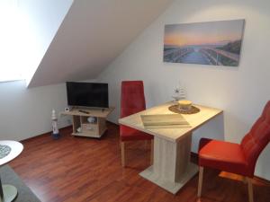 TV a/nebo společenská místnost v ubytování Hafenresidenz - Ferienwohnung 37 + 6 fotografií