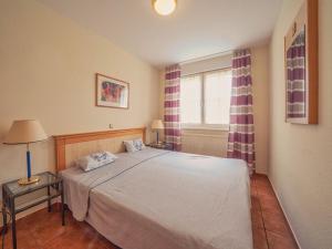 ein Schlafzimmer mit einem großen Bett und einem Fenster in der Unterkunft Neddesitz - Ferienappartement Nr. 35 - RZV in Neddesitz