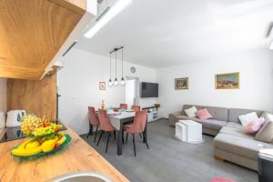 Televízia a/alebo spoločenská miestnosť v ubytovaní Ana & Mia Apartment
